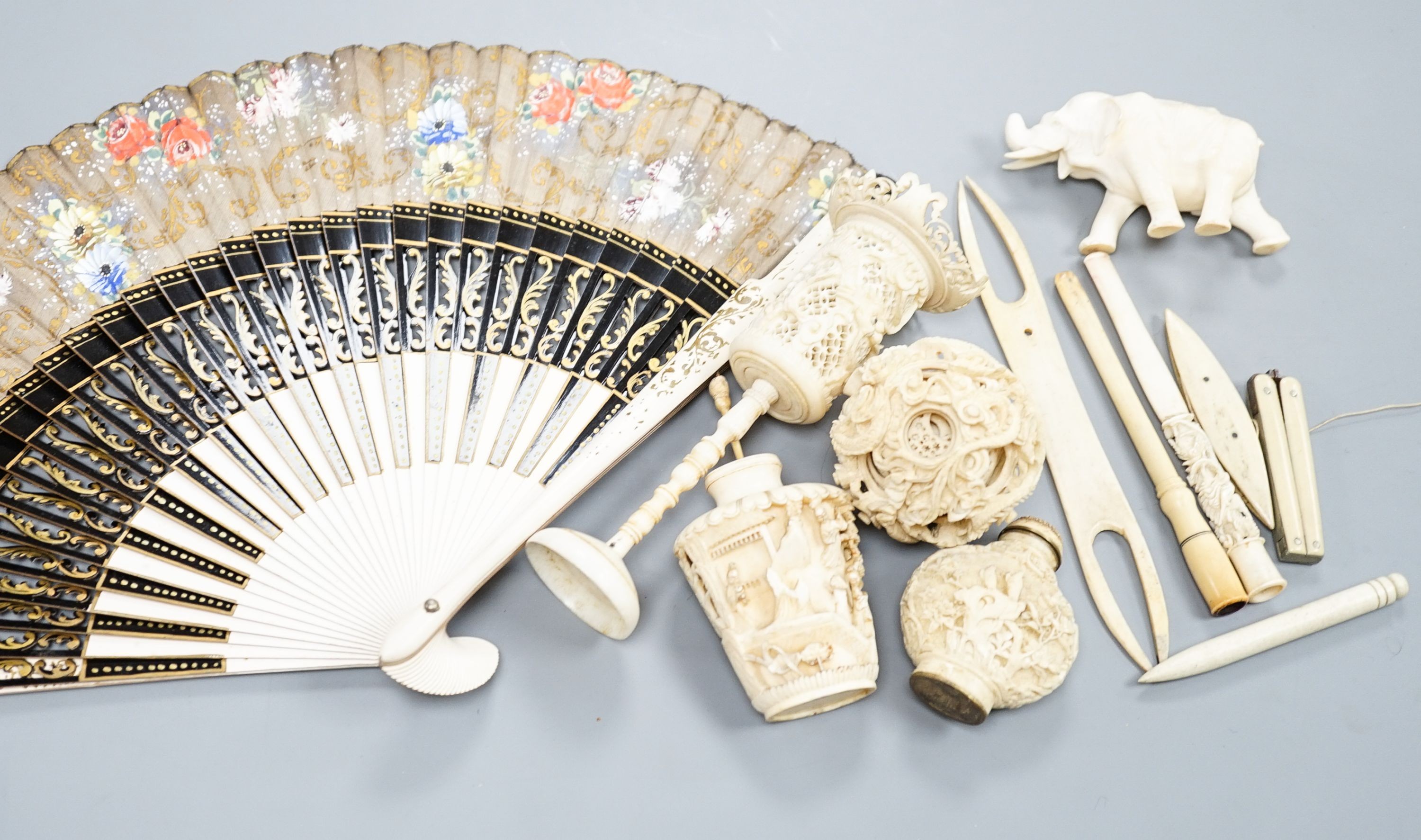 A group of mixed Ivory pieces including a concentric ball and stand, 19th/early 20th century 80-120